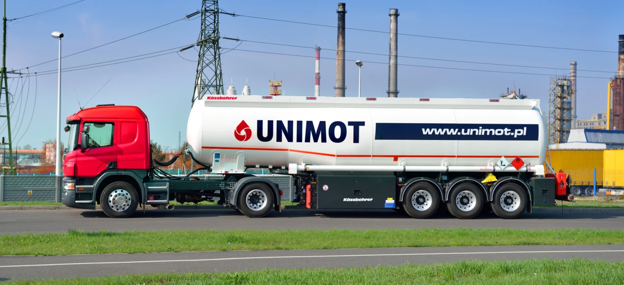 Obraz ciężarówki Kässbohrer, środka transportu z oponami i kołami samochodowymi. Odwiedź stronę www.unimot.pl, aby uzyskać więcej informacji na temat tego pojazdu.