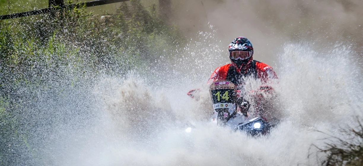 Osoba w kasku prowadzi spływ wodny podczas ekstremalnych zawodów sportowych na wodzie. Bądź bezpieczny, używając odpowiedniego sprzętu ochronnego osobistego.