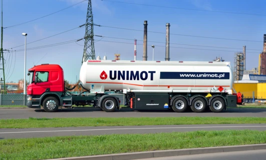 Obraz ciężarówki Kässbohrer, środka transportu z oponami i kołami samochodowymi. Odwiedź stronę www.unimot.pl, aby uzyskać więcej informacji na temat tego pojazdu.